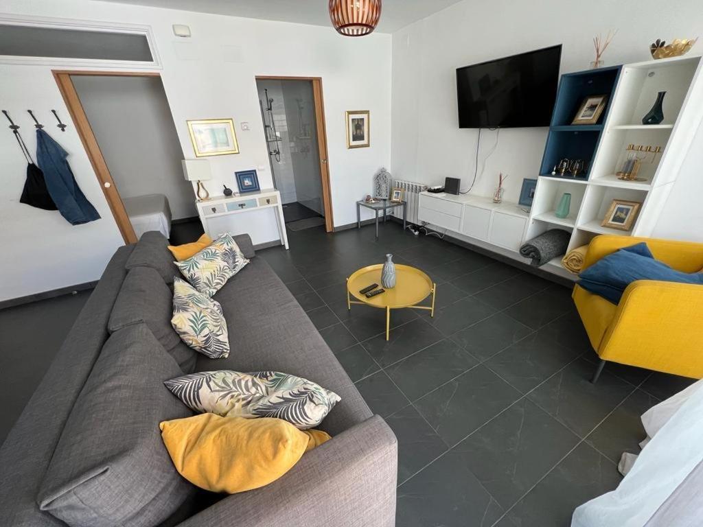 Sunny Flat In Sitges 30 Seconds To Beach, Balcony & Sea Views! Exteriör bild