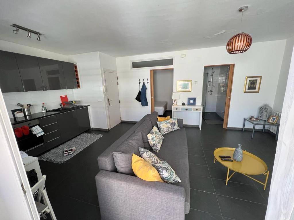 Sunny Flat In Sitges 30 Seconds To Beach, Balcony & Sea Views! Exteriör bild