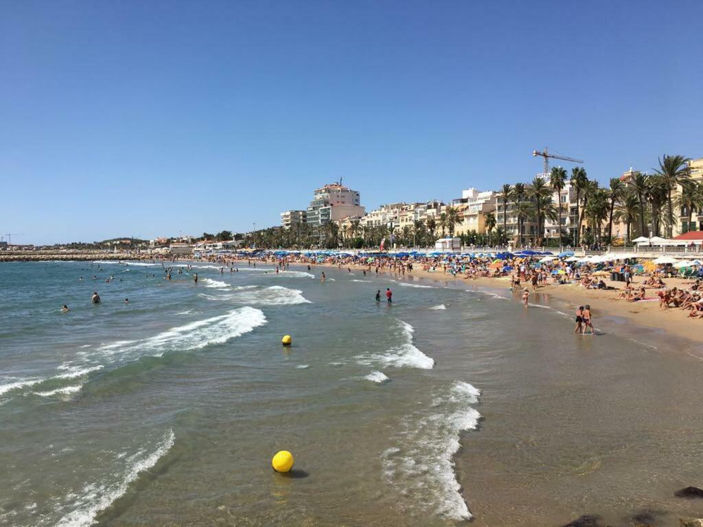 Sunny Flat In Sitges 30 Seconds To Beach, Balcony & Sea Views! Exteriör bild